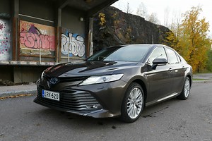 Toyota Camry Hybrid - kokoa, laatua ja luksusta Toyotan tapaan | Nettiauto