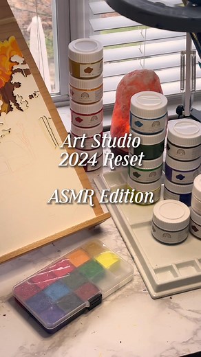 Is one of your goals this year to create more art? 🎨👇 Me too, because I made less art in 2023 than ever before. More importantly, I miss it, a LOT 💔 so I narrowed in on what my blocks were, and I’m sharing my three best tips to turn your art practice into a daily occasion that you genuinely look forward to: ✨ 1: Make it Attractive Focus on making your art space as aesthetically pleasing as possible, somewhere you ache to spend your free time in. Whether it’s a table in the corner of the kitch