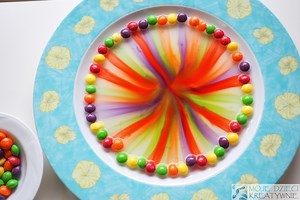 Eksperyment Skittles tęcza na talerzu - Moje Dzieci Kreatywnie