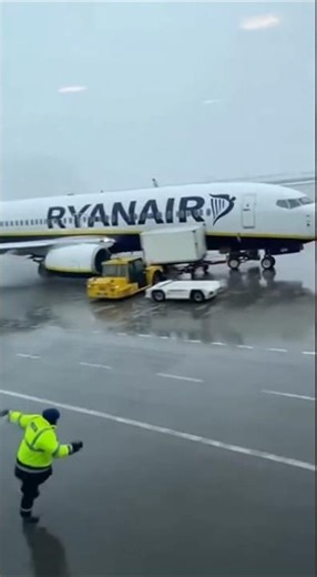 Plane Crash-Lands on Busy Highway in RainAtlanta, Georgia — May 6, 2025