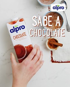 Seguro que si te decimos que cuidar del planeta sabe a chocolate, ¡no te lo piensas dos veces! 🤭🤤 Con Alpro 100% vegetal, cada vez que comes vegetal, ayudas al planeta.🌍 ¡Súmate a la revolución 100% vegetal…y deliciosa! 🔝 | Alpro