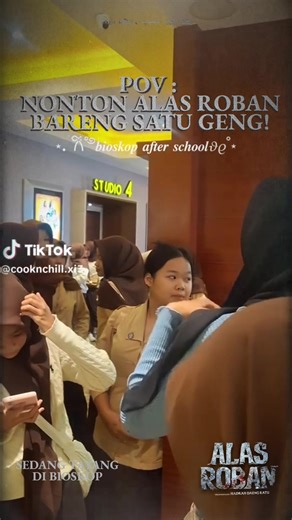 Keseruan nonton Alas Roban rame rame! Seru banget deh🤗 Coba absen siapa yang nonton Alas Roban rame rame di kolom komentar🙋‍♀️ Film Alas Roban sedang tayang di seluruh bioskop Indonesia! #AlasRoban #FilmAlasRoban #BeraniLewatSini #tiktoktainment #rekomendasifilm