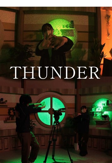 SEVENTEEN「THUNDER」で踊るカメラマンの瞬間