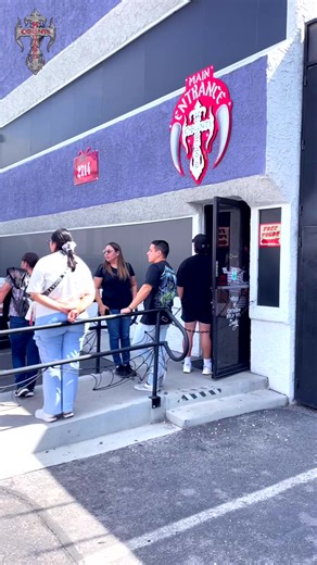 Another busy week at the shop! Check out the crew in full force, grinding, buffing, and hanging out with fans! #countskustoms #lasvegas #merch #museum #freetour | Count's Kustoms