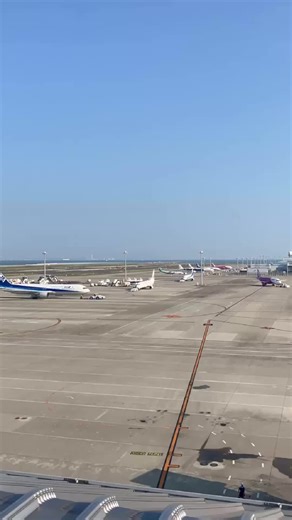 お盆休みが終わってセントレアにANAのボーイング767が戻ってきました。朝冲留スポットからターミナルに移動してきました。 | 中部国際空港 セントレア