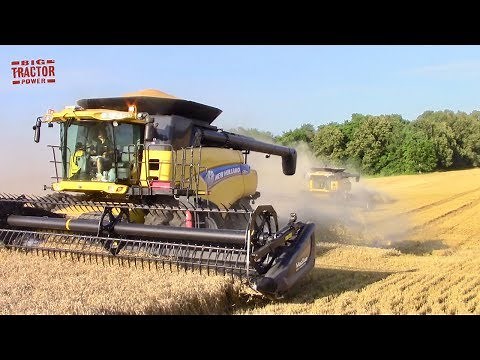 New Holland CR8090 Twin Rotor Combines Harvesting Wheat