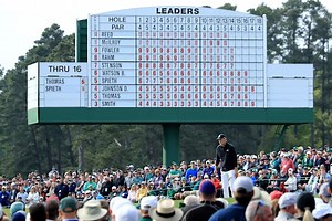 Jordan Spieth avoiding a scoreboard the entire final round is lunacy compared to other sports