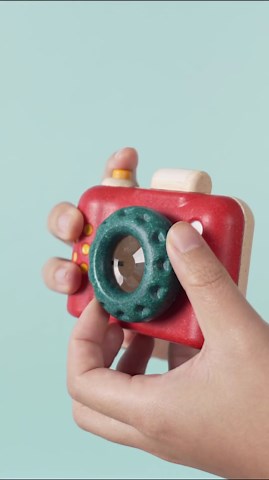 PlanToys® My First Wooden Toy Camera for Toddlers | Kaleidoscope Lens & Clickable Shutter | Montessori-Inspired Pretend Play Camera | Eco-Friendly Sensory Toy for Kids Ages 18+ Months