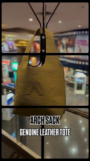 ARCH SACK Pure Leather. Nothing Else. Crafted from three panels of full-grain leather—front, back, and base—the Arch Sack embraces true minimalism. It features a signature arched handle cut directly into the leather for a seamless shoulder carry. With no lining, no hardware, and no complications, it’s lightweight, raw, and refined. Inside, it includes a pure leather hanging pocket—also free from hardware—for effortless organization without compromising the bag’s clean construction. Finished only