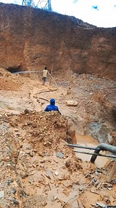 **“Minería en África: trabajo duro, muchas manos recogiendo mineral y una realidad que muestra la fortaleza de quienes luchan día a día por sobrevivir.” ⛏️🌍🔥 #MineríaEnÁfrica #TrabajoDuro #RealidadMinera #EsfuerzoHumano #VidaDeMina #MineríaGlobal #FuerzaMinera #UniversoMinero** | Universo Minero