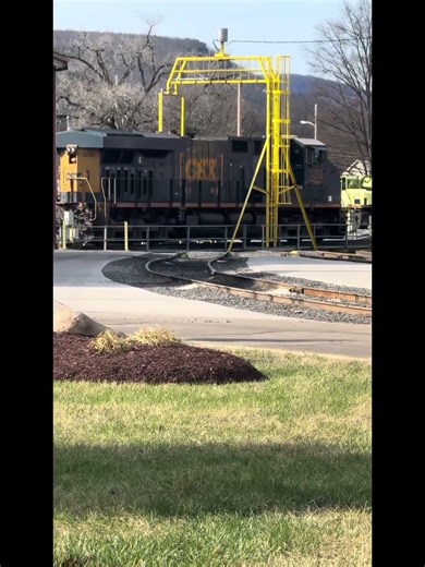 CSX #3233 on a turntable #train #trains #railvlogger #railtrack #railway #rail #spin #railfan #csx