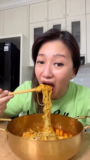 Christina on Instagram: ". UNTUNG LHO STOCK DI RUMAH DAH KAYAK LOTTEMART 😂 Tantangannya pas nih krn baru balik dr Korea kan jadi yo banyak printilan jajanan Korea ditambah mmg suka nyetok menu khas Korea. Ada mandu, topokki, seaweed, es krim trus ada sisa dakbal yg kubuat wkt itu .. sebenernya masih banyak lagi di laci harta karun incess cuma ya ga mgkn lah dimakan semua … ga cukup durasi videonya 😂😂 Next mau makan makanan khas mana nih?"