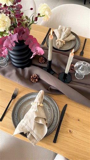 36K views · 127 reactions |  Őszi hangulat az asztalon is! ✨ Egy kis fonal, pár fa gyöngy, és máris kész a mutatós makramé szalvétagyűrű. 癩 Már ma elkészíted, vagy majd csak holnap?...  #mömax #DIY #makramé #szalvétagyűrű | mömax Magyarország | Facebook