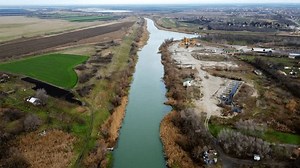 Drohne fliegt über den Fluss Bega zu dessen Zusammenfluss mit dem Kanal DTD in der Nähe der Stadt