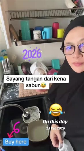 #onthisday Tangan ini: \t•\tYang menyuap anak \t•\tYang memegang Al-Quran \t•\tYang bersedekah Menjaga tangan bukan soal kecantikan sahaja… Ia soal tanggungjawab. Anti-slip bukan untuk nampak rajin, tapi supaya kerja rumah jadi lebih selamat & bersih.