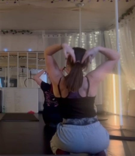 Dancing with @Ruby.Flame.Siren still need to do this dressed up but here’s the #chreography I made 💋#pole #exoticpole #dancing #floorwork