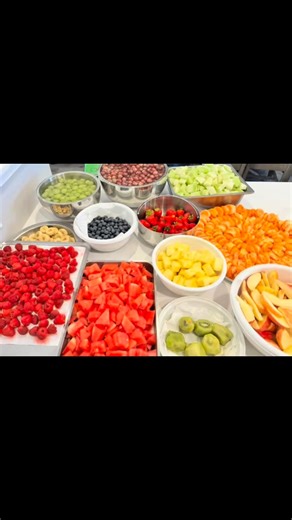 Create a stunning and healthy yogurt parfait with ease! Perfect for any occasion or everyday indulgence. Enjoy as a breakfast, snack, or dessert. Our recipe features: ## Ingredients - Organic Greek yogurt - Granola with coconut and raisins - Fresh fruits (cantaloupe, grapes, strawberry, blueberry, banana) - Decicated coconut ## Benefits - Delicious and healthy - Perfect for events or family time - Great for breakfast, snacks, or dessert Try it out and enjoy your guilt-free treat! 🍿 #yogurtparfa