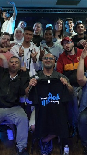 Unser 1. "LASS MA' TREFFEN" mit @massiv 💥 Wir hatten echt ein interessantes Gespräch: Es ging um Musik, Künstler*in-Sein und was für einen Mindset du brauchst, um langfristig erfolgreich zu werden. Danke an @tierstar_andrez für die Moderation🫶 Viel Spaß mir dem Recap-Video😎 Video: @goekhanyilmazfilms Danke auch an alle anderen Beteiligten, die dazu beigetragen haben, dass es ein voller Erfolg war ❤️ | Drob Dynamic