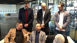 🗣 Fotbalovou sekci dnes v TIKI-TAKA zastupují Václav Kadlec s Romanem Bednářem. Petr Švancara samozřejmě zhodnotí výhru Brna a podle upoutávky to vypadá, že bude tentokrát i moderovat. 😆 Petr Svěcený si pozval také autora podcastu Angličan Jiřího Hoška a herce Michala Suchánka. Dívejte se od 20:00 hodin na O2 TV Sport! 📺 | Oneplay Sport