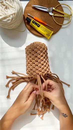 🌰LEARN HOW TO MAKE THIS ACORN BASKET🌰 Drop a "🌰" in the comments if you'd like me to DM you link of the pattern for this project! #macrame #acorn #acorns #macramechristmas #macramehalloween | Miss Knottie Macrame