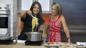 Simple pasta dishes: Spaghetti with tomato and shrimp mafaldine