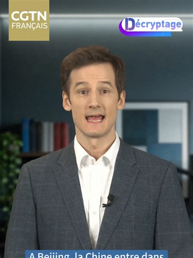 Deux Sessions à Beijing : Cap sur la croissance de qualité. À Beijing, les « deux sessions » (CCPPC et APN) ouvrent le grand rendez-vous politique annuel, où la Chine précise ses priorités. Cette édition lance le 15e plan quinquennal, avec un virage vers une croissance plus qualitative et un objectif autour de 4,5 % à 5 %. Au menu : renforcement de l’État de droit (dont un Code de l’environnement), politiques macroéconomiques plus proactives et priorité à « investir dans les personnes ». Innovat