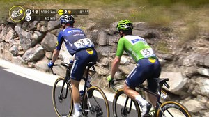 💚 Mark Cavendish is dropped. Now, his teammates will do their best to bring him home in time. 💚 Mark Cavendish est distancé. Maintenant, c'est une course contre la montre qui s'engage pour rentrer dans les délais. #TDF2021 | Le Tour de France