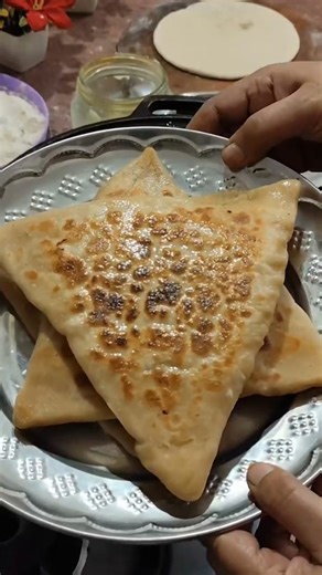 Geeta Singh | Iss mausam main mazedar paratha ka लुफ़्त uthayen : garma - garam aur soft- soft....... 🍠🍠 #instafood #recipe #paratha #instadaily #share | Instagram