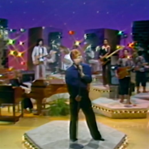 BOWIE ON DINAH! FIFTY YEARS AGO TODAY “'Cos you can never really tell when somebody wants something you want too...” Fifty years ago today (3rd March 1976), CBS in America broadcast Bowie's appearance on Dinah Shore’s chat show: Dinah! Recorded the previous month while Bowie was in LA, he performed Stay and Five Years with the then current tour band... David Bowie • Vocals Carlos Alomar • Guitar Dennis Davis • Drums Tony Kaye • Keyboards George Murray • Bass Stacey Heydon • Guitar Bowie sat and 