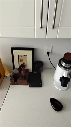 Follow my journey to perfect espressos and lattes! 3 days in, 5 attempts down… How did i do? Machine: Gaggio Classic Pro E24 Grinder: DF64 (Gen 2) #gaggio #e24 #espesso #coffeeathome #coffeeaddict