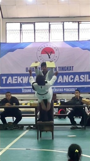 Taekwondo freestyle salto nendang papan!!