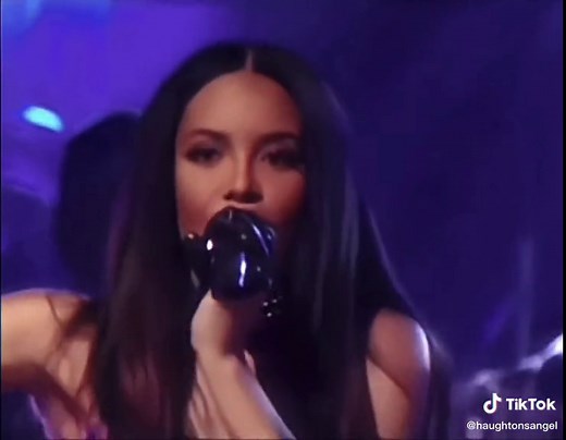 Aaliyah Stuns in Performance | Y2K Fashion Inspiration