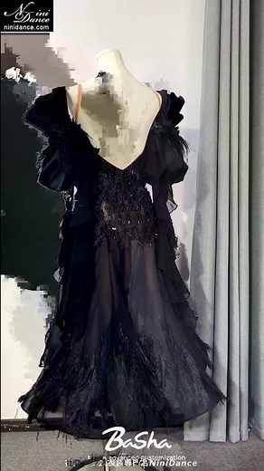 Y0220クラシカルな優雅さとドラマティックな装飾美が融合した黒いモダンドレス-2