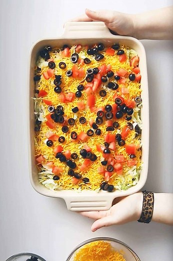 Keto 7 Layer Dip is perfect for those Summer parties or BBQ's! Makes for a tasty dip with it's layer's of beef, tomatoes and yummy cheese.. or a weekday taco bowl✅Recipe:https://jenniferbanz.com/keto-7-layer-dip | Low Carb Recipes with Jennifer