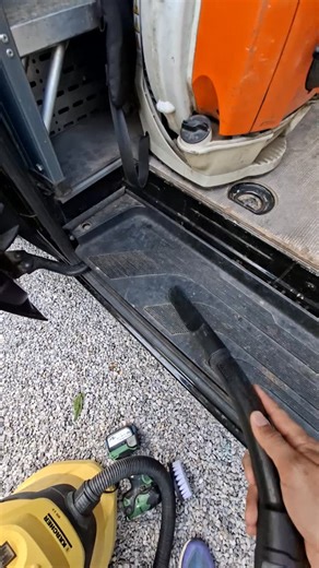 Opstap camionette verzorgd. Stofzuigen, nat kuisen, en verzorgen. Ziet er terug uit als nieuw. Upkeep SWASH - Buitenkant. 🥇Heeft jouw terras, oprit, voertuig een opfrisbeurt nodig? ⏰️Treuzel niet, we kijken samen voor de beste oplossing ☎️dm 🙋🏻‍♂️Steven Devogel 🚗Auto detail & Deep clean 🏘Surface care around the house 📍Mobile detailing Vlaanderen ☎️ 32472427994 #mobiledetailer #dirt #surfacecare #sprinter #mercedesbenz | Steven Devogel