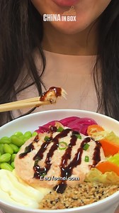 É leveza e sabor que você quer? 🥗 Os pokes do China in Box são a escolha perfeita para quem busca uma refeição fresca, completa e do seu jeito. Com ingredientes selecionados, combinações equilibradas e aquela crocância irresistível, fica impossível resistir. Já pediu o seu hoje? Peça agora pelo site ou app e vem de Chinaaa! | China In Box