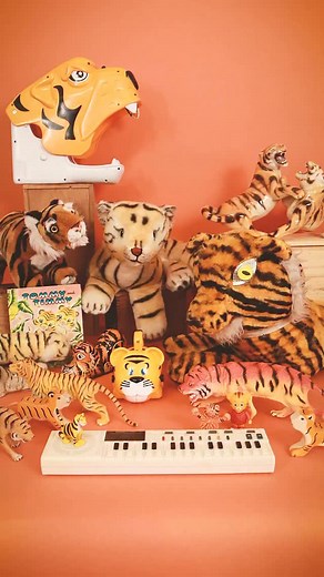 👁️ of the 🐅 What do you do when you find yourself with an inordinate amount of toy tigers? Make a tribute to the best song about big cats out there (sorry Katy Perry). ___ #survivor #eyeofthetiger #vintagetoys #casiokeyboards #toypiano #carolclevelandsings #danieltiger #stylophone | Carol Cleveland Sings