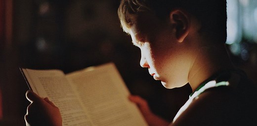 Lecture, postures, émotions : comment le corps nous aide à comprendre un texte