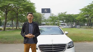 Magic Vision Control của Mercedes-Benz là một bước tiến mới trong hệ thống cần gạt nước trên ô tô. Thay vì phun nước trực tiếp lên kính xe gây ảnh hưởng tầm nhìn người lái như các cần gạt truyền thống, cần gạt của Magic Vision Control được tích hợp những vòi laze nhỏ có chức năng đồng thời phun nước lên kính xe và gạt nước. Bên cạnh không gây ảnh hưởng tầm nhìn người lái, Magic Vision Control còn giúp giảm đến 50% lượng nước tiêu thụ. Đặc biệt, khi thời tiết trở lạnh, hệ thống nước sẽ được làm ấ