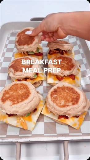 MaKayla Kim Thomas on Instagram: "time to get back on track for the week 🫱🏼‍🫲🏽 easy as 1, 2, 3 and you’ve got breakfast you can grab + go !! change these up to fit your preference 🫶🏼 I almost always make them a little differently! loaded breakfast sammies are from my flavor-FULL cookbook 😃 when you’re ready to eat food you love (in a way that’s NOT miserable)—I got you 👉🏼 digital cookbooks + fitness plans here makaylathomas . com #healthybreakfast #breakfastmealprep #mealprep #breakfast