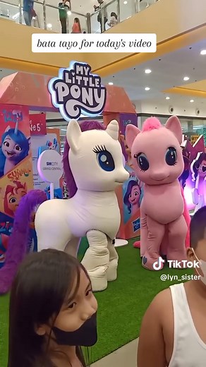 Pagsasaya kasama ang mga My Little Pony Mascots