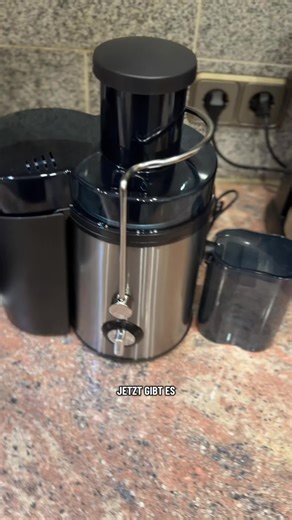 Warum Saft kaufen, wenn du ihn frisch pressen kannst? Dieser starke 1000W Entsafter macht aus Äpfeln, Orangen oder Karotten in Sekunden leckeren Saft. Hol ihn dir jetzt direkt über den orangenen Einkaufswagen-Button im TikTok-Shop.#entsafter #obst #gemüse #küche #tiktokmademebuyit