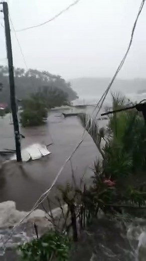 62K reactions · 3.6K shares | TINGNAN: Dambuhalang storm surge ang sumira sa 11 mga bahay sa Wagdas, Pandan, Catanduanes sa gitna ng kasagsagan ng Bagyong Uwan. Umabot rin ang pagbaha sa ibang kabahayan sa nasabing lugar. Video courtesy: Analea Trinidad | Rey Boton | Facebook