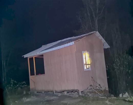 The best abandoned log cabin hiding video of 2025 - caught in a wolf pack, snowstorm, and heavy rain | Ｍｏｏｎ Ｍｏｏｎ