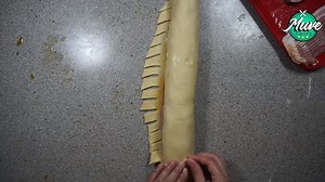 El pan con jamón, como fue llamado en un principio, se inventó en 1905 en la Panadería “Ramella”, que quedaba en la esquina de Gradillas y originalmente llevaba sólo jamón. Para estar mejor informados: El pan de jamón es exclusivo de Venezuela, se inventó aquí, se come sólo aquí y es parte del sello de nuestra identidad. Según confiesa el redactor de Miropopic.com (noticia original), investigó dos años sobre el origen y lo escribió todo en un libro titulado "El Libro de Pan de Jamón”. El pan con