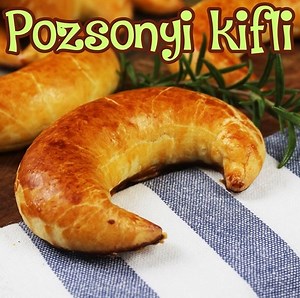 Pozsonyi kifli! A Pozsonyi kifli egy mindenki számára ismert örök klasszikus finomság. Omlós tészta burkolta finom, lágy, diós vagy mákos töltelék. Neked melyik a kedvenced? 😊😋😉 HA TÖBB ILYEN VIDEÓT SZERETNÉL LÁTNI, KÖVESS MINKET ITT -> (Y) Recept videók (Y) A teljes recept itt található: http://receptvideok.hu/recipe/pozsonyi-kifli-recept-videoval-pozsonyi-kifli-keszitese/ | Recept videók