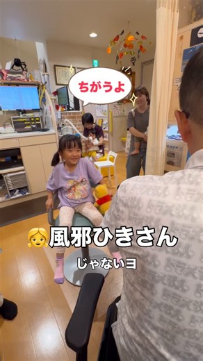 医療法人いけざわこどもクリニック | 診察の途中でプーさんを“ちょんちょん”。 まるで先生を遊ばせているみたい。 子どもたちの世界には、 ちゃんと「安心」と「信頼」があるんです。 #プーさん診察中 #小児科の癒し #先生遊ばれてます #いけざわこどもクリニック | Instagram