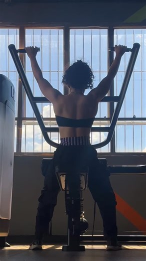 Letícia França | Fitness Coach on Instagram: "Você precisa entender: as coisas te incomodam porque você dá o poder pra que elas te incomodem. Você deixa de viver a sua vida e de ser quem você é pra evitar o inevitável: vão falar de qualquer jeito. Vão falar bem, vão falar mal. Você escolhe em qual dos dois quer focar. Alguns vão falar bem na sua frente, e mudar o tom assim que der as costas. Alguns podem ser duros contigo na sua frente, e te encher de elogios quando for embora. Vai receber elogi