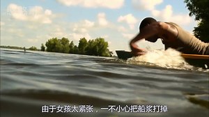 4人去沼泽旅游，遭到鲨鱼袭击，最后被食人鲨活活生吞，惊悚电影