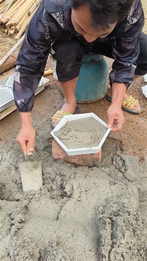 Quick filling and production of cement molds #molds #tools #tips #shorts #building